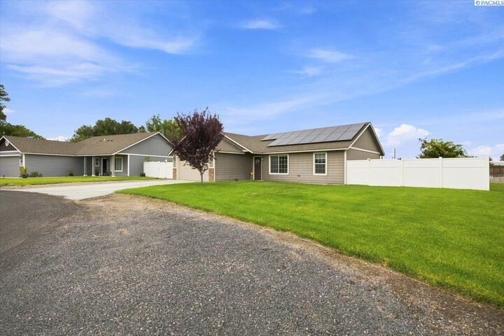 Property Photo:  329 E 15th Pl  WA 99337-5518 