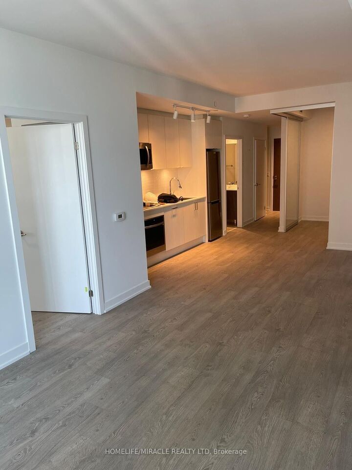 Property Photo:  1926 Lakeshore Boulevard W 3111  ON M6S 1A1 