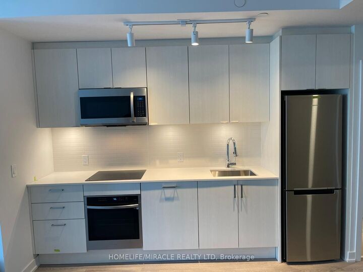 Property Photo:  1926 Lakeshore Boulevard W 3111  ON M6S 1A1 