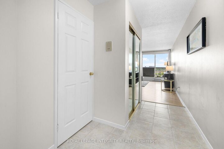 Property Photo:  1380 Prince Of Wales Drive 1702  ON K2C 3N5 