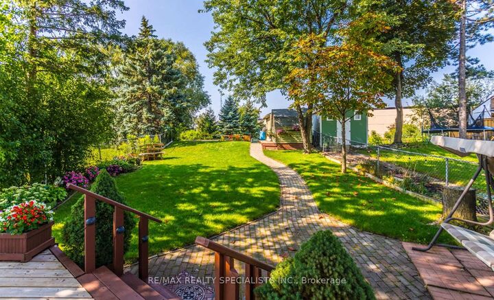 Property Photo:  32 Falconer Drive  ON L5N 1M4 