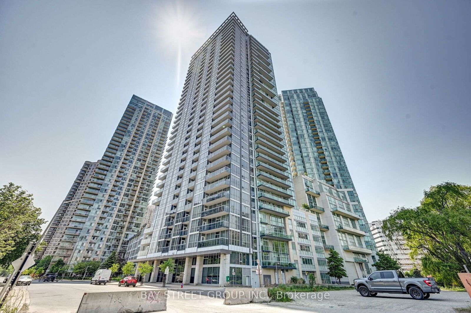 Property Photo:  223 Webb Drive 609  ON L5B 0E1 