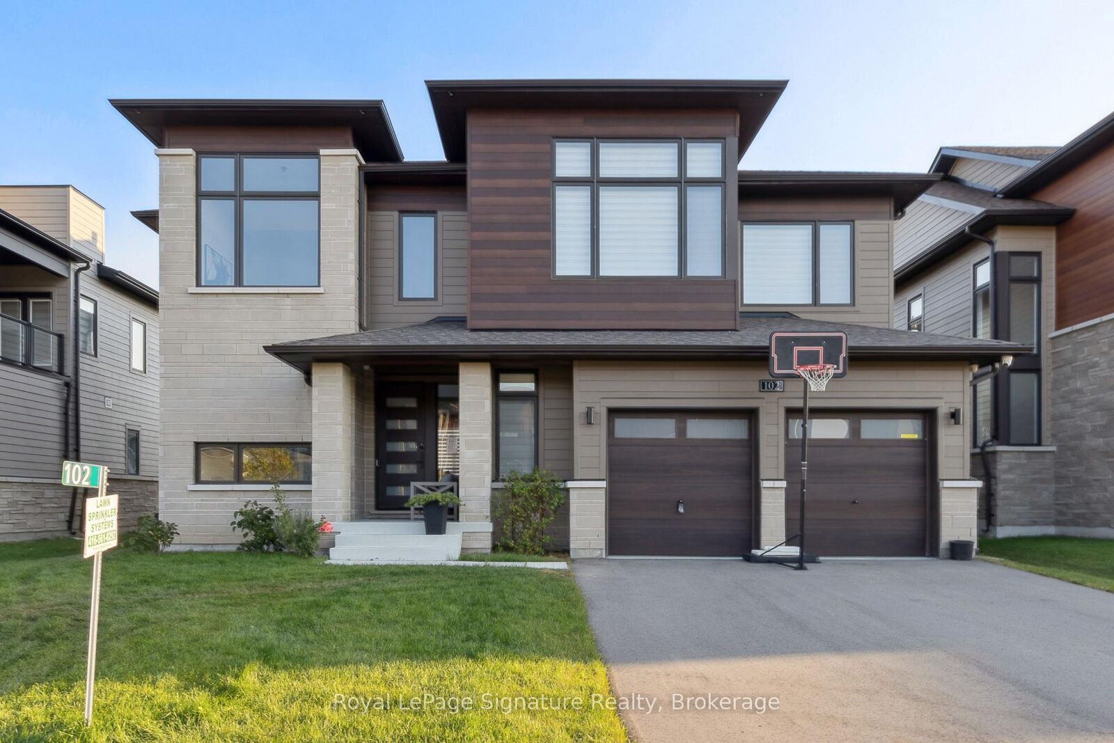 Property Photo:  102 Stoneleigh Drive  ON L9Y 5L3 