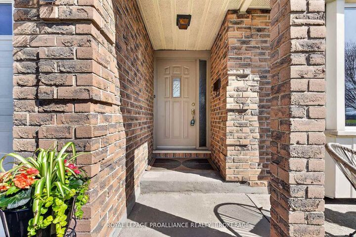 Property Photo:  16 Grenadier Drive  ON K7K 6E8 