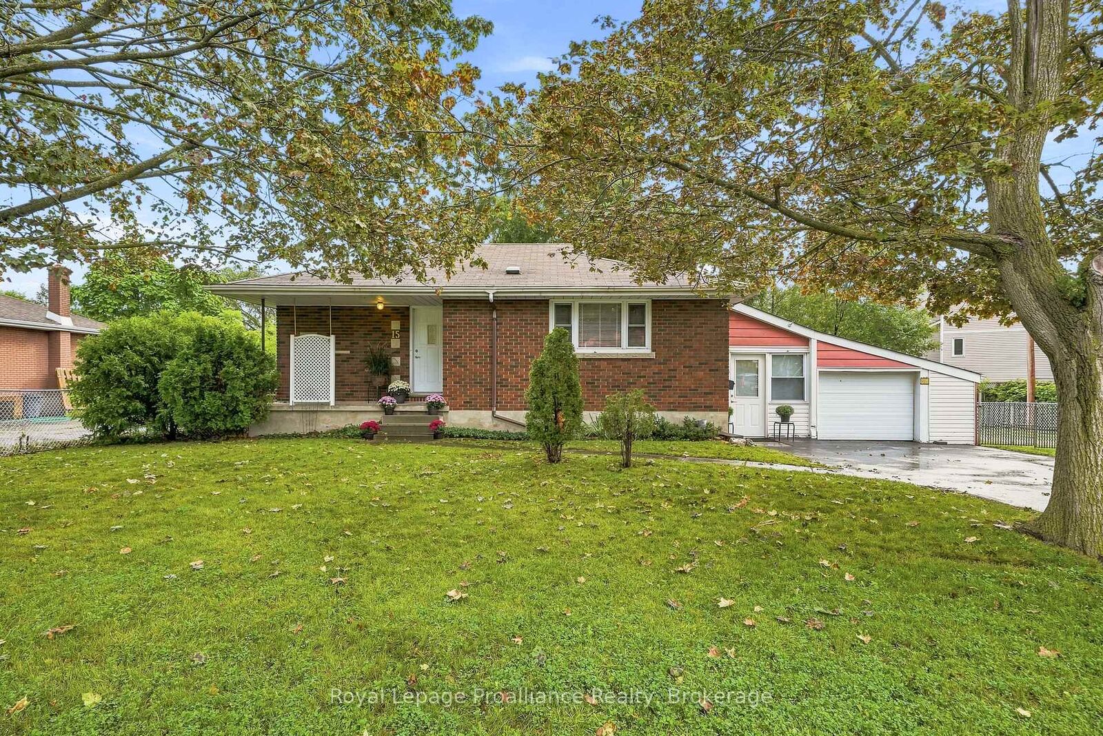 Property Photo:  15 Elvins Gardens  ON K8P 2T2 