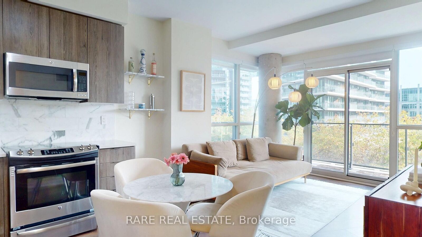 Property Photo:  50 Bruyeres Mews 905  ON M5V 0A7 