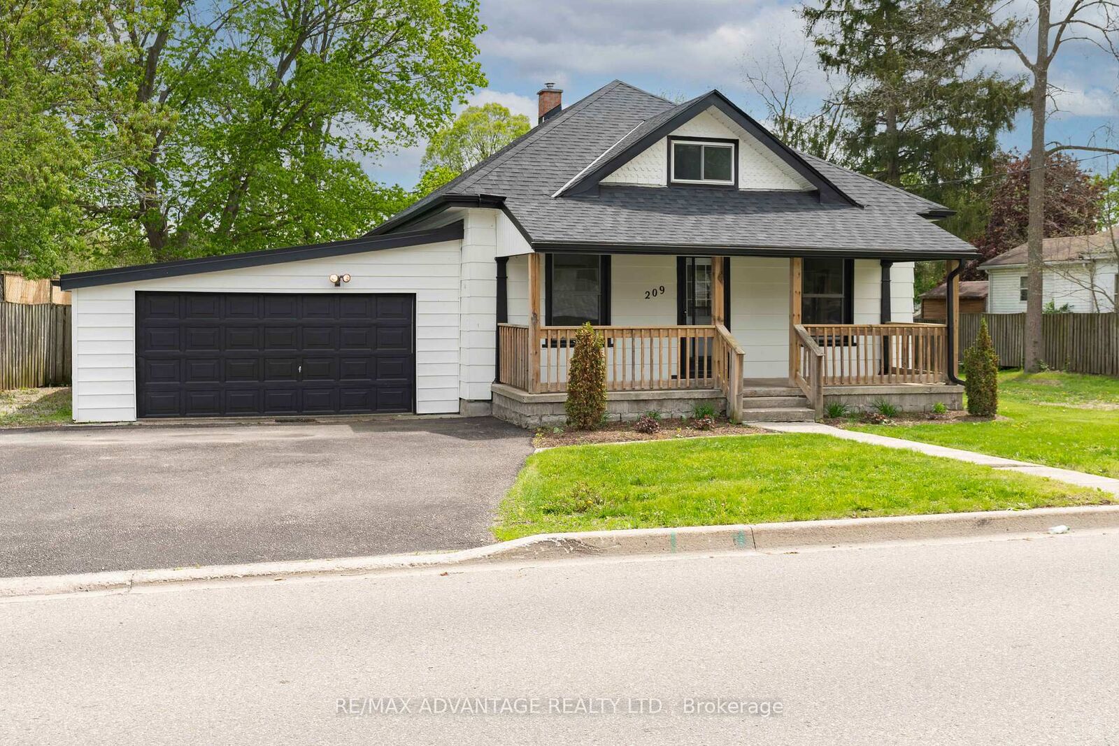 Property Photo:  209 Victoria Street  ON N5C 2N2 
