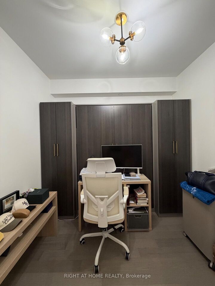 Property Photo:  200 Bloor Street West Street W 704  ON M5S 1T8 