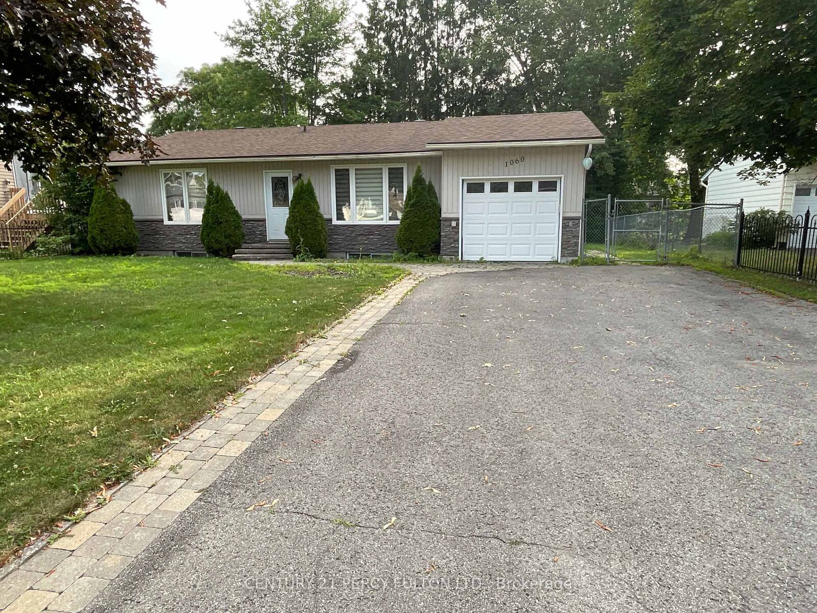 Property Photo:  1060 Bourget Avenue  ON K1J 8C2 