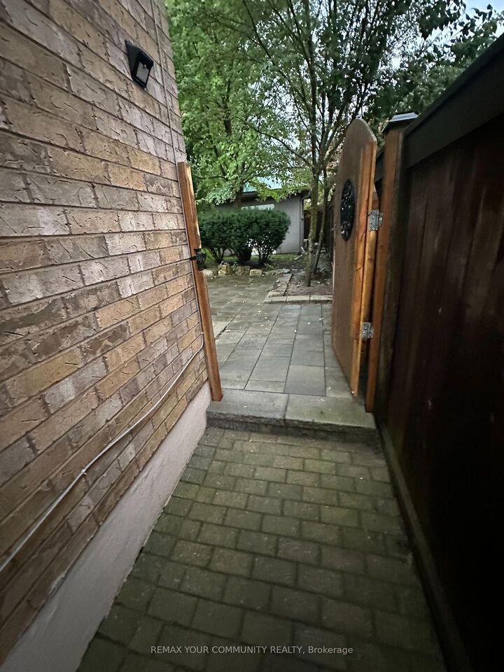 Property Photo:  9 Allysum Court Lower  ON L4E 4M7 