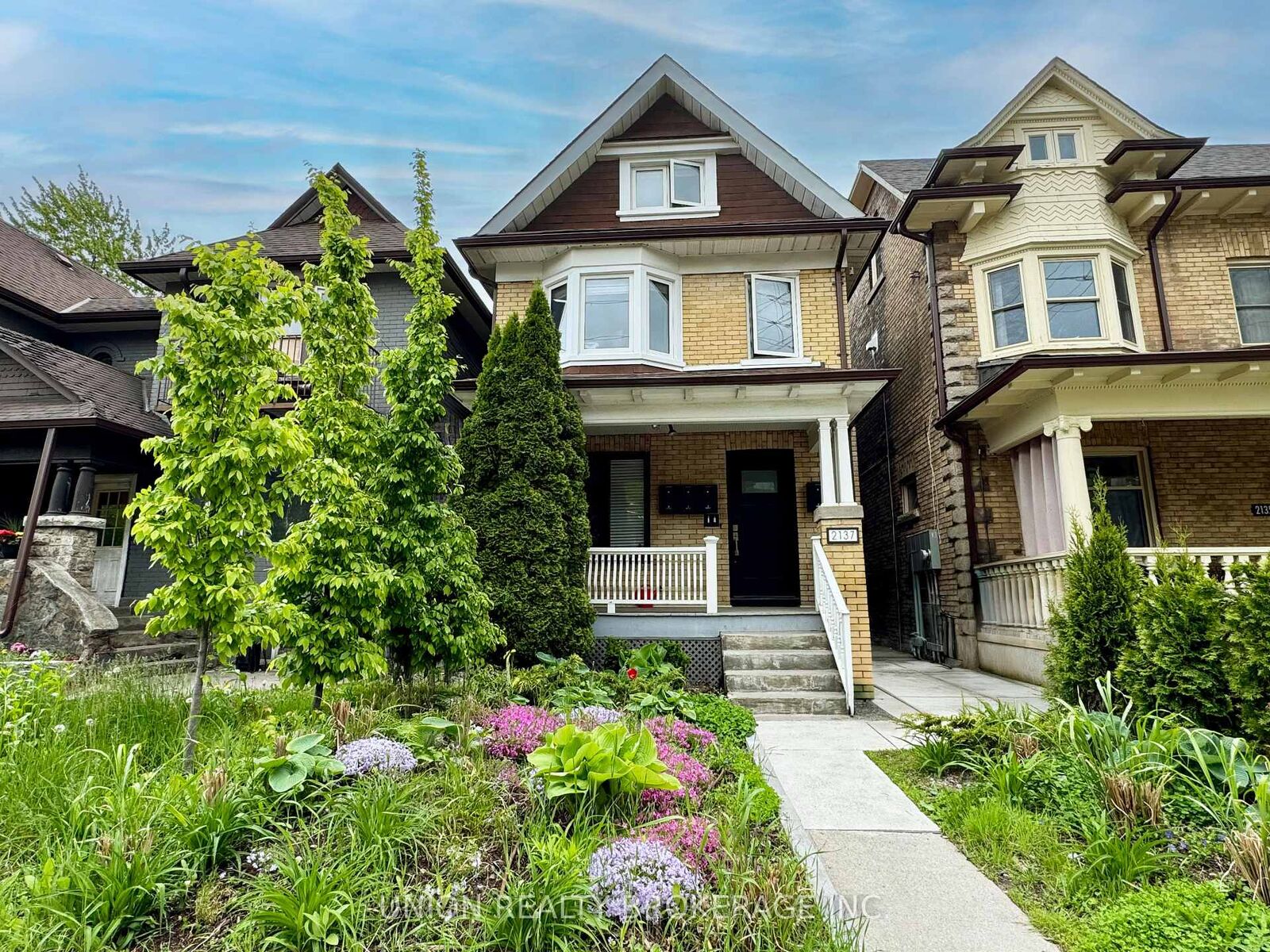 Property Photo:  2137 Gerrard Street E Upper  ON M4E 2C1 