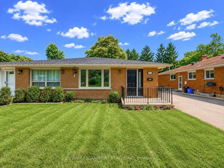 Property Photo:  220 Cairn Street  ON N5Z 3W7 
