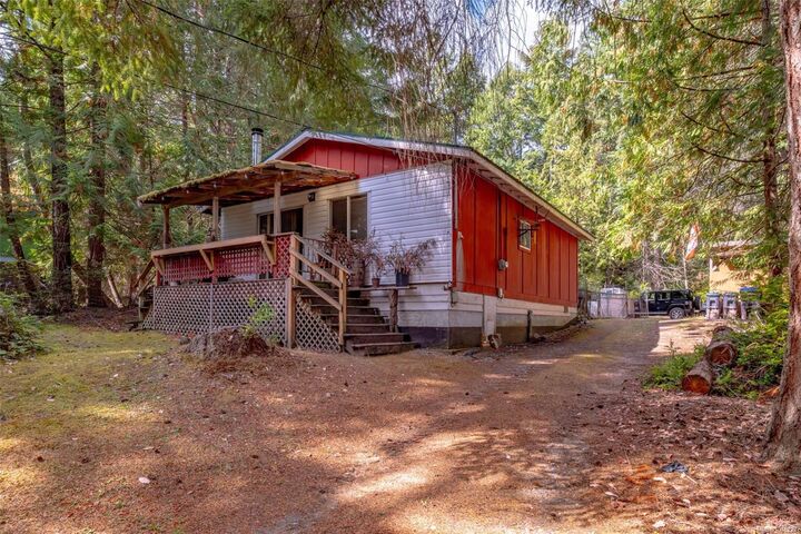 Property Photo:  925 Carmen Cres  BC V0R 1X2 