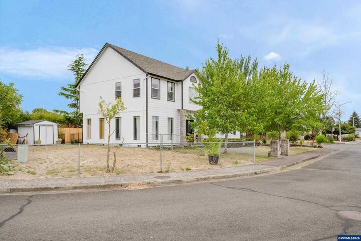 Property Photo: 401 NE Faulconer St OR 97378