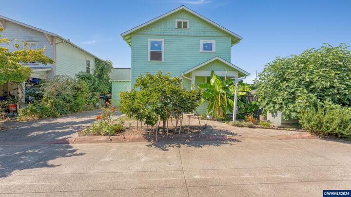 Property Photo: 554 SW B Av OR 97333