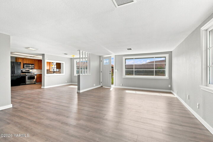 Property Photo: 207 W Court St WA 98903