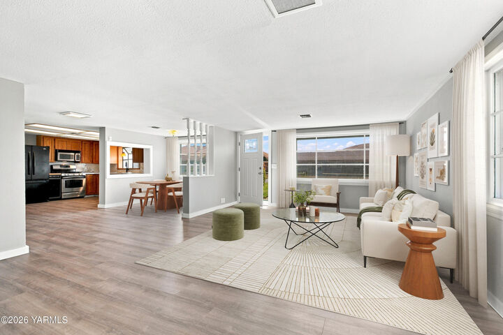 Property Photo:  207 W Court St  WA 98903 