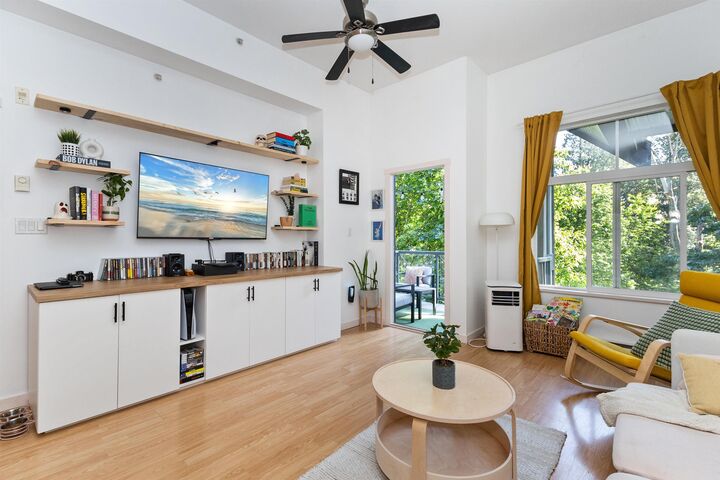 Property Photo: 33338 E Bourquin Crescent 406 BC V2S 1Y1