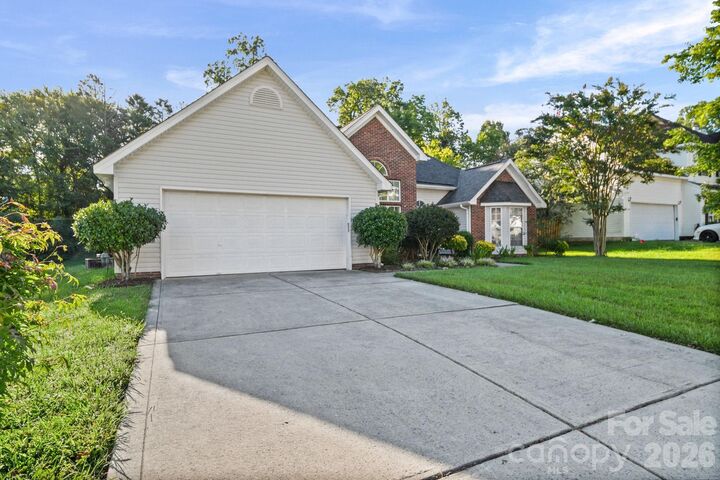 Property Photo:  6414 Goldenblush Circle  NC 28269 