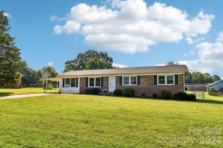 Property Photo: 5111 Hawthorne Lane NC 28152