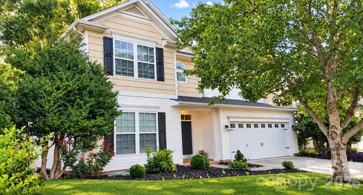 Property Photo: 15011 Bridle Trace Lane NC 28134