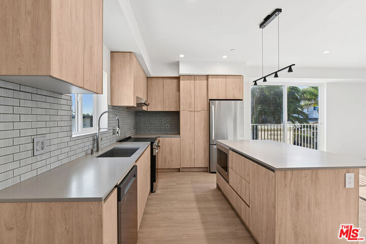 Property Photo:  2523 S Orange Dr  CA 90016 