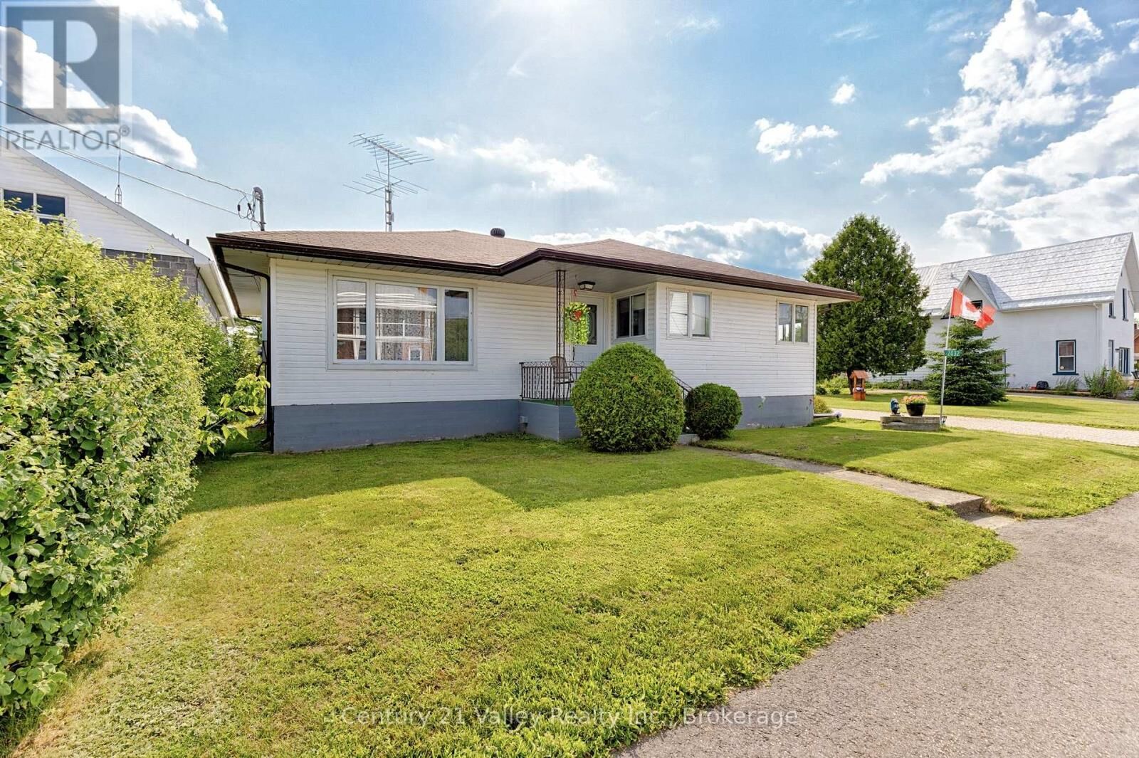 Property Photo:  2032 Foresters Falls Road  ON K0J 1V0 