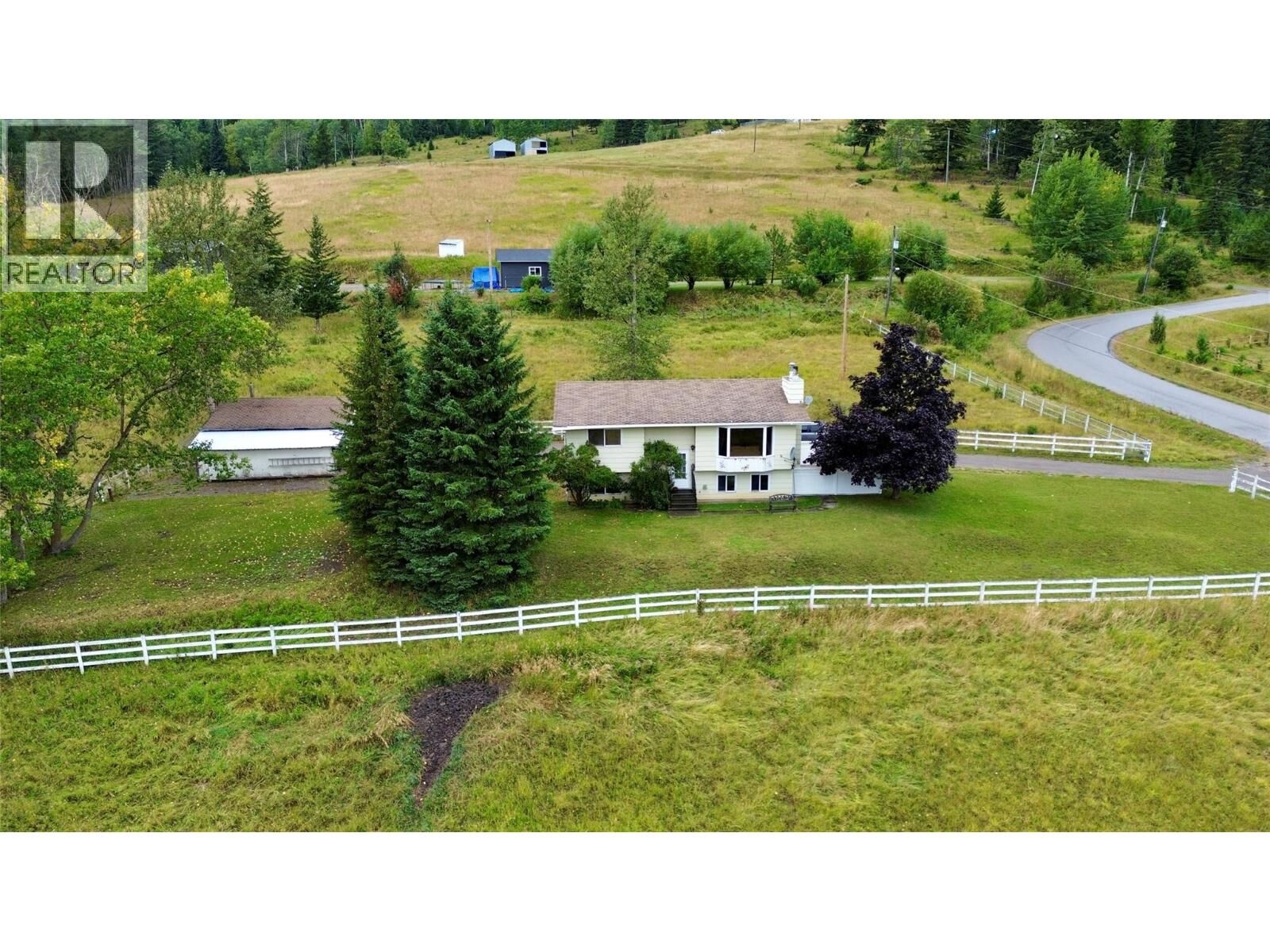 Photo de la propriété:  6801 Hillside Drive  BC V0B 2G3 