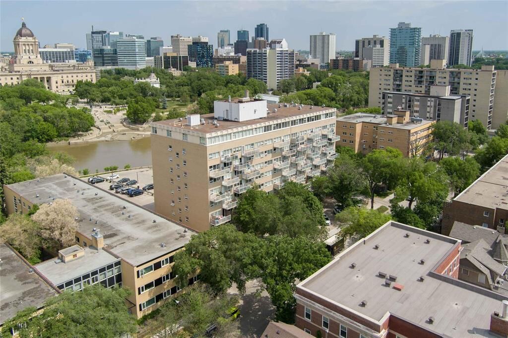 Property Photo:  71 Roslyn Road  MB R3L 0G2 