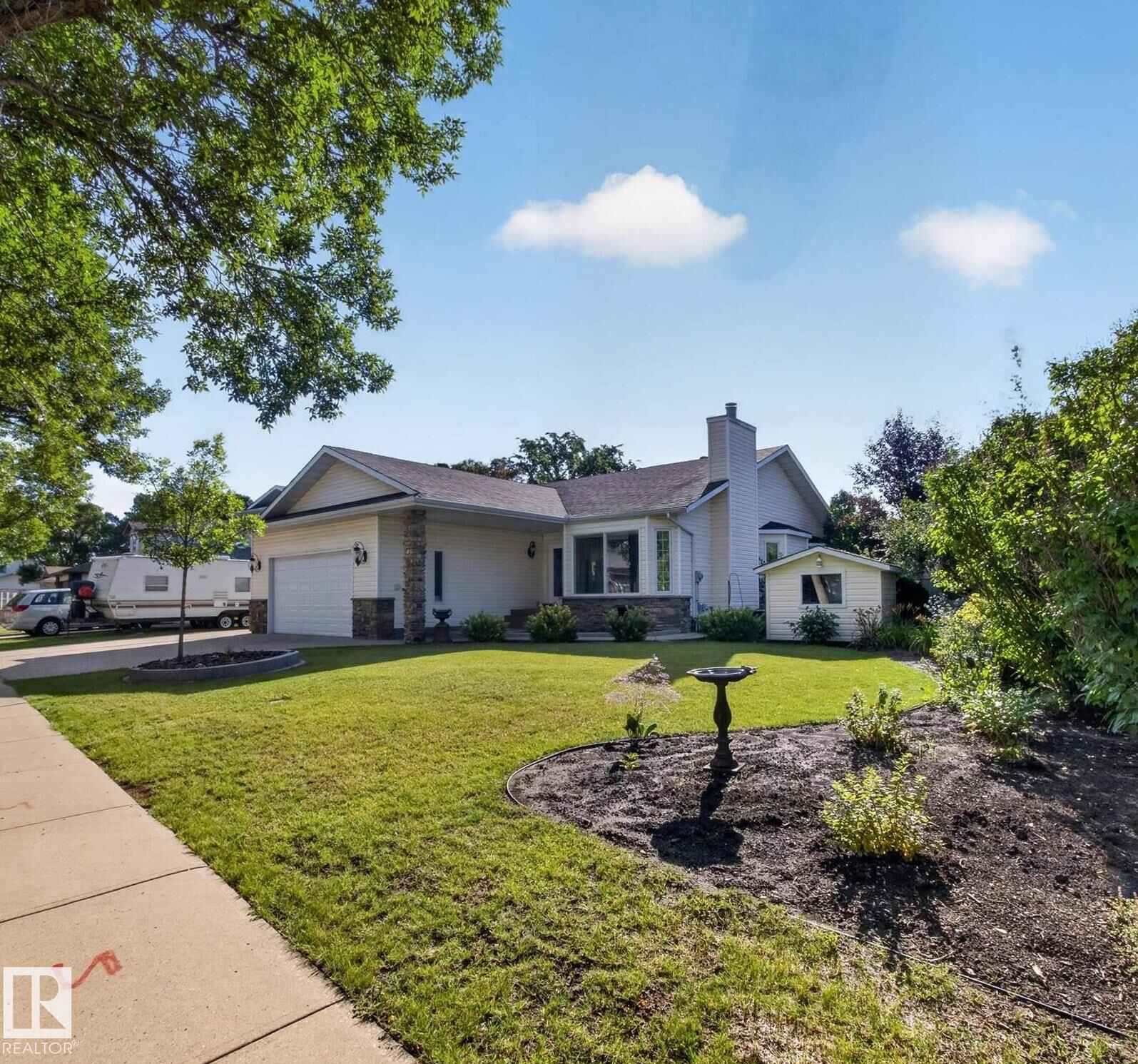 Property Photo: 15 Westpark Court AB T8L 2P1