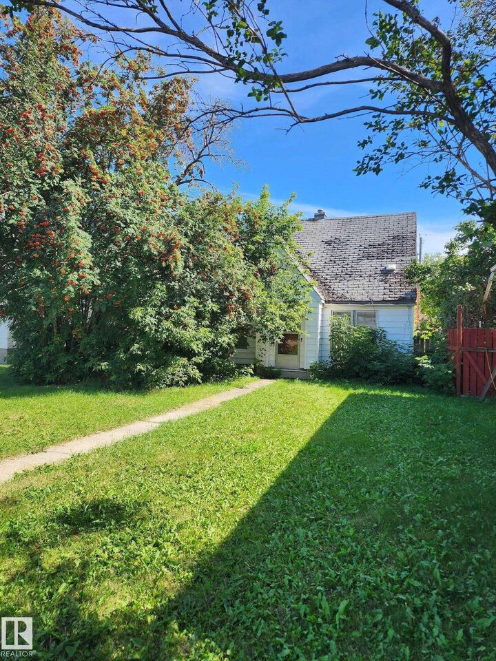 Property Photo:  11917 Fort Road NW  AB T5B 4G7 