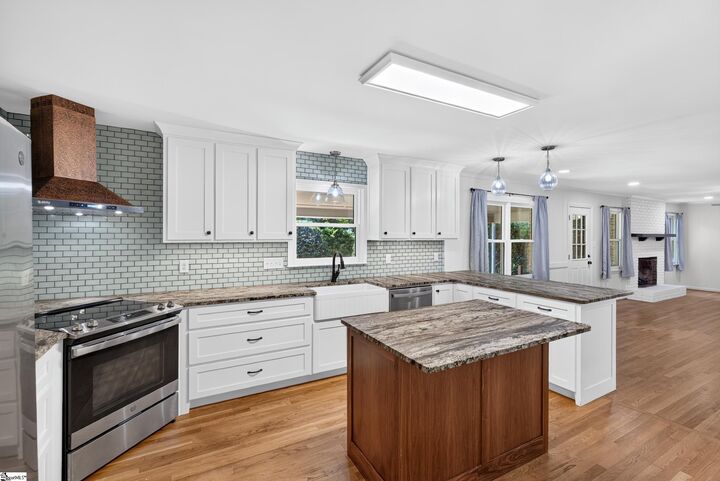 Property Photo: 617 Sharondale Court SC 29303