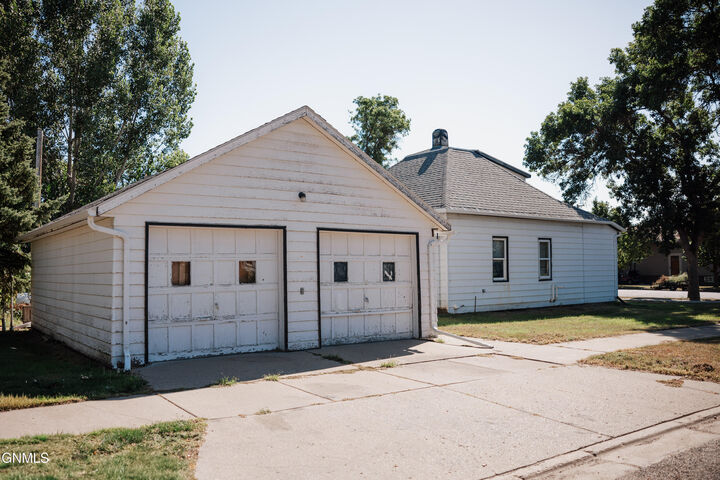 Property Photo:  114 4th Street NW  ND 58545 