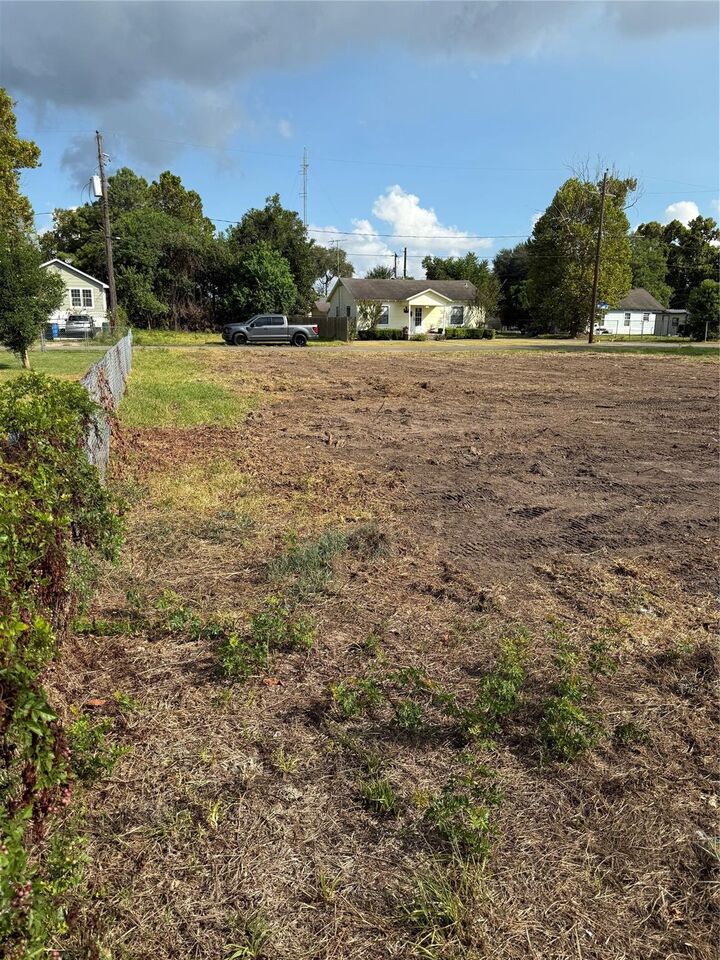 Property Photo: 1301 Duke Street TX 77520