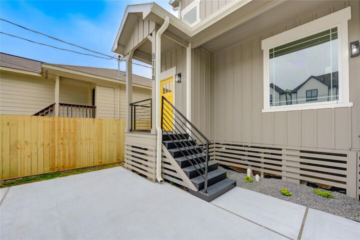 Property Photo: 811 E 39th Street B TX 77022