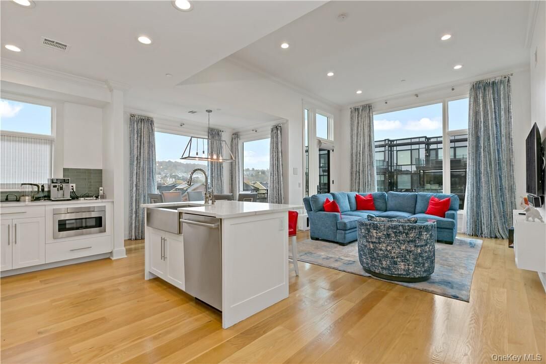 Property Photo:  45 Hudson View Way Way 400  NY 10591 
