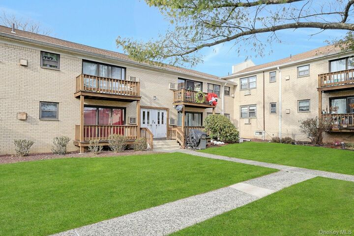 Property Photo:  205 Sneden Place W 205  NY 10977 