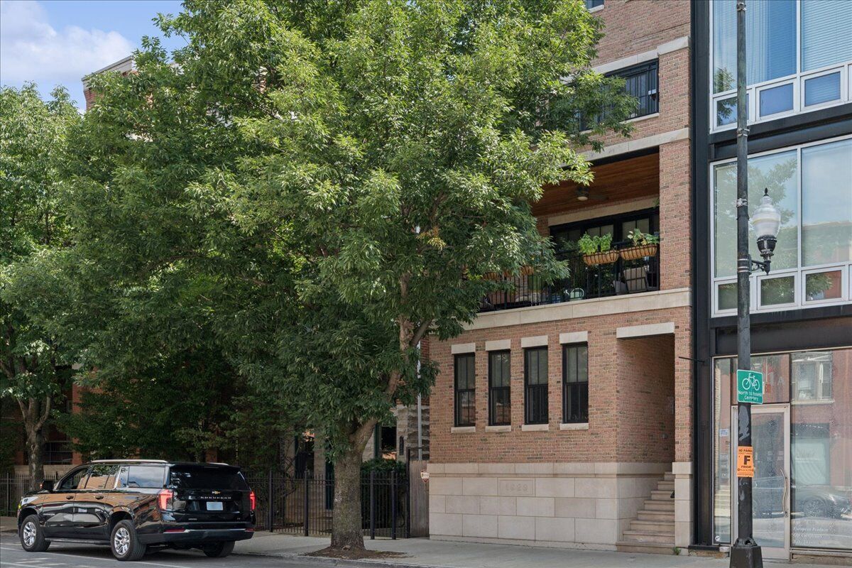 Property Photo: 1923 N Damen Avenue Ph IL 60647