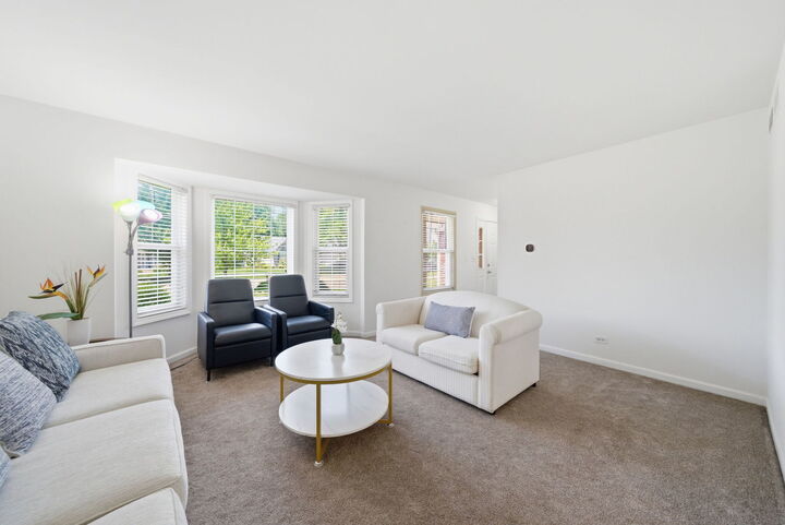 Property Photo: 636 Briarwood Lane IL 60543