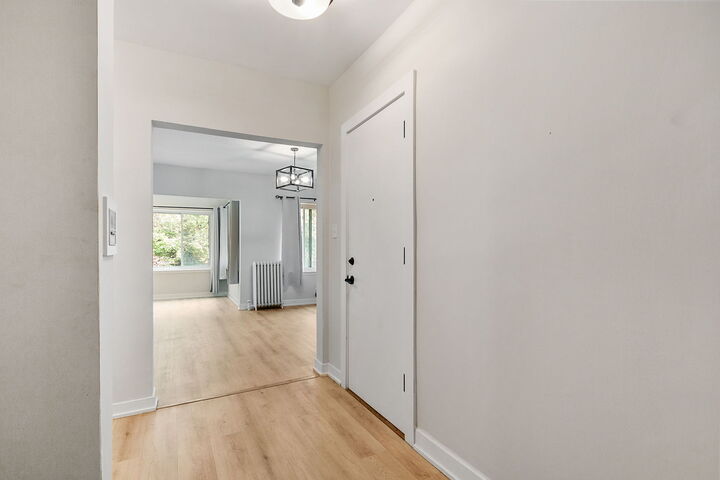 Property Photo: 918 W Sunnyside Avenue 1B IL 60640