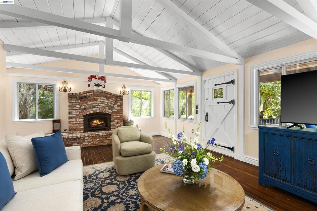 Property Photo:  