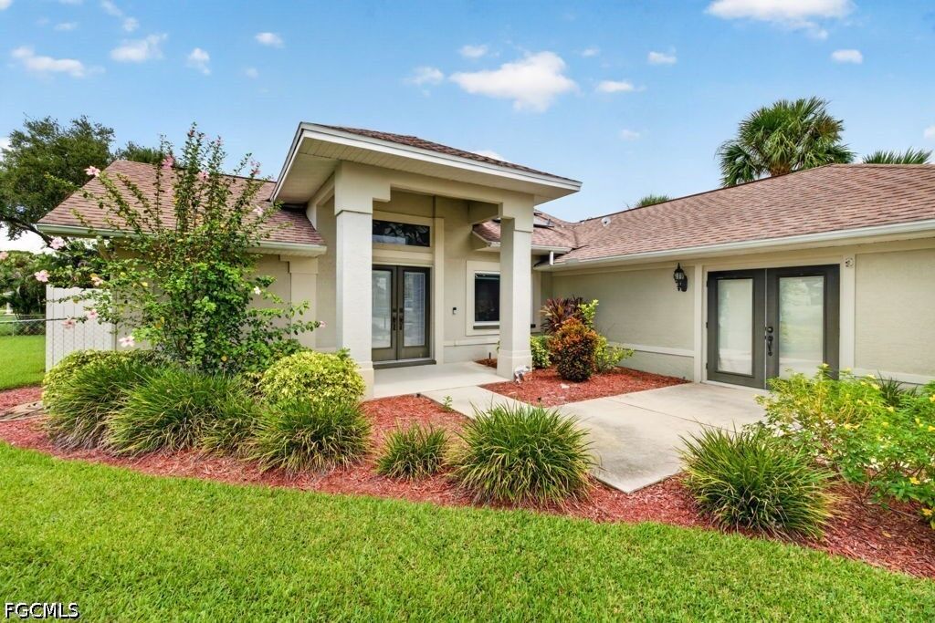 Property Photo:  2610 Elva Place  FL 33971 