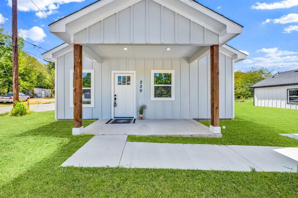 Property Photo:  220 Calvert Street  TX 75482 