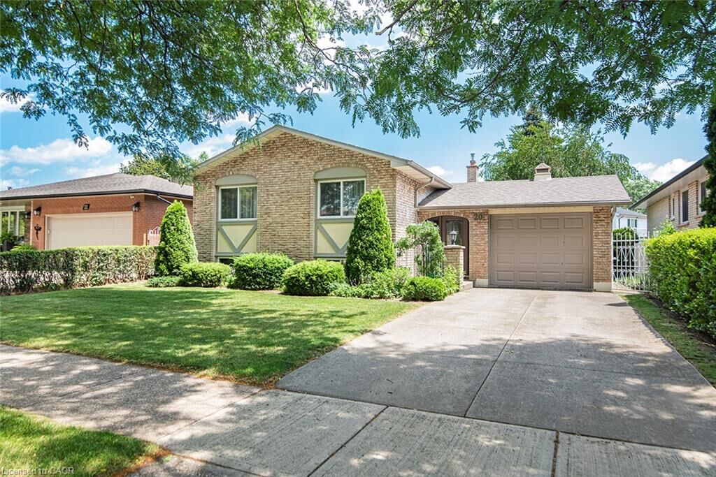 Property Photo:  20 Birchlawn Drive  ON L8G 4B6 