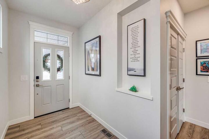 Property Photo:  212 Evansglen Close NW  AB T3P 0P2 