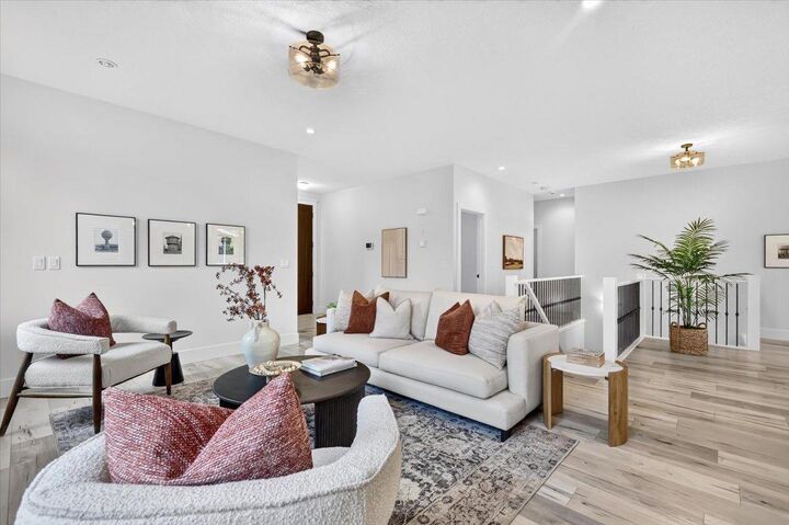 Property Photo:  1924 Glenmount Drive SW  AB T3E 4B6 