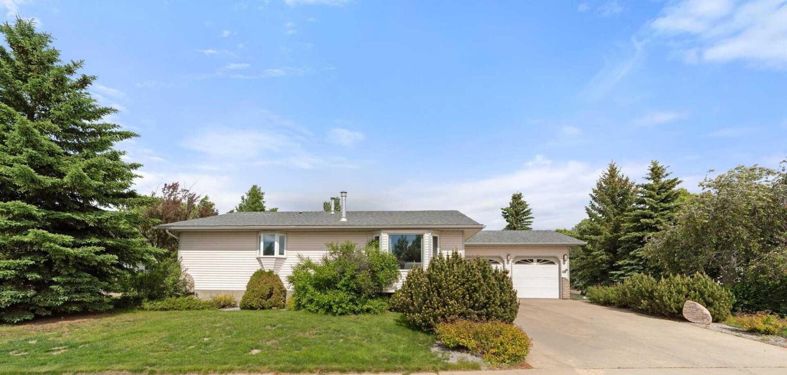 Property Photo:  5403 64 Street  AB T4V 4L7 