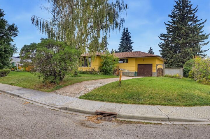 Property Photo:  3304 36 Avenue SW  AB T3E 1C1 