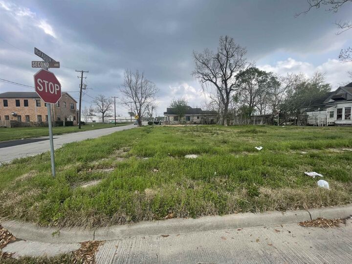 Property Photo: 562 2nd St TX 77701