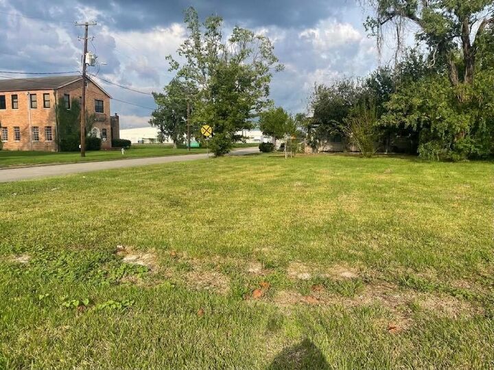 Property Photo:  562 2nd St  TX 77701 